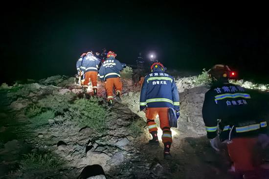 5月23日凌晨，消防救援人员搜救失联人员。 新华社 图